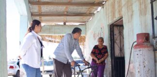 Ramón Flores entrega apoyos de material ortopédico en Pótam y Vícam
