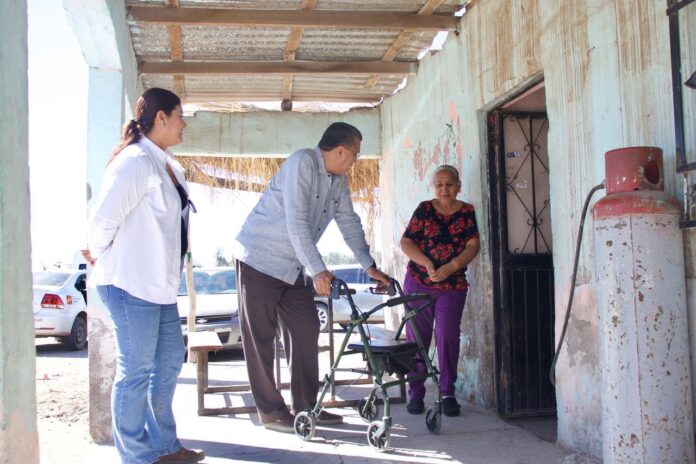 Ramón Flores entrega apoyos de material ortopédico en Pótam y Vícam; atendiendo solicitudes de personas que requieren estos recursos para mejorar su movilidad y facilitar sus actividades cotidianas.