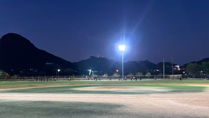 Prospectos del béisbol batallan por espacios para entrenar; peloteros vinculados a organizaciones de Estados Unidos enfrentan dificultades para mantener su preparación durante sus estancias en el puerto.
