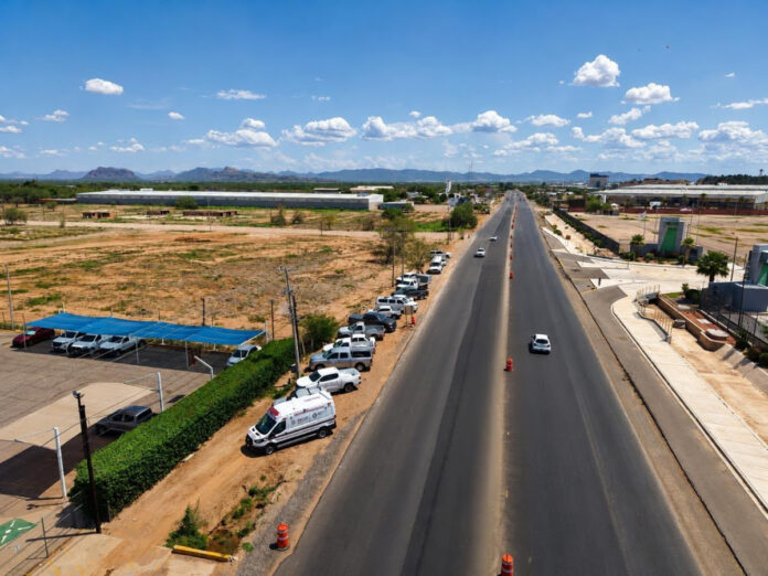 Registra 95% de avance carretera Hermosillo-Bahía de Kino impulsada por Gobernador Durazo; el proyecto busca mejorar la seguridad vial y los traslados de familias, así como favorecer la actividad agrícola, el transporte de productos y el turismo en la Costa de Hermosillo.