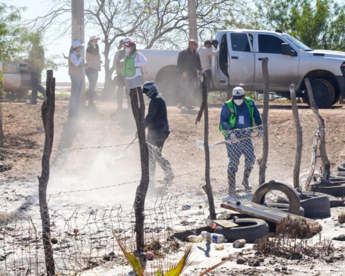 Refuerzan acciones contra el dengue en Bahía de Lobos; se atiende las condiciones generadas por el desbordamiento de agua de mar.