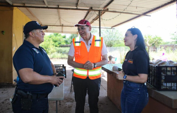 Brindan apoyo a familias afectadas por lluvias en Cruz de Piedra; a nombre del Gobierno del Estado les llevan paquetes alimentarios y artículos de primera necesidad.